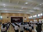 静かにお話を聞く児童の皆さんの様子です。