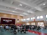 入学式を待つ体育館内の様子です。