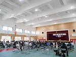 入学式を待つ体育館内の様子です。